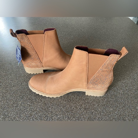 sale! 25% off! Toms Cleo Chelsea Boot. 8.5 - Picture 2 of 7